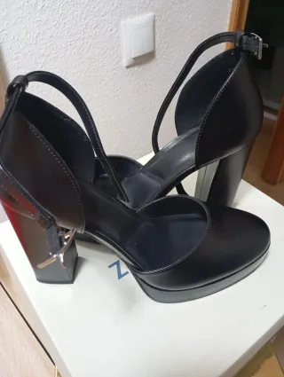 Zapatos de tacón negros con bordado floral