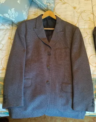 Traje de chaqueta y pantalón gris hombre