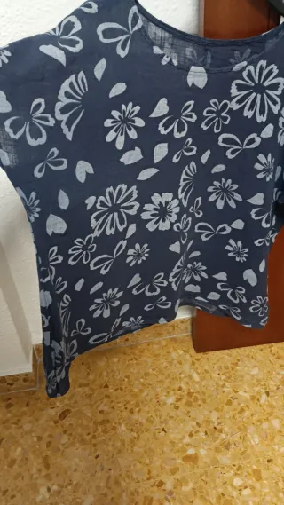 Blusa azul y blanco, estampado floral