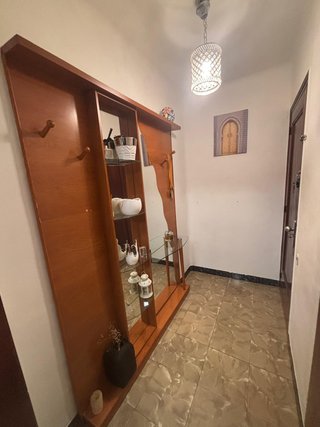 Recibidor espejo y estanterías madera