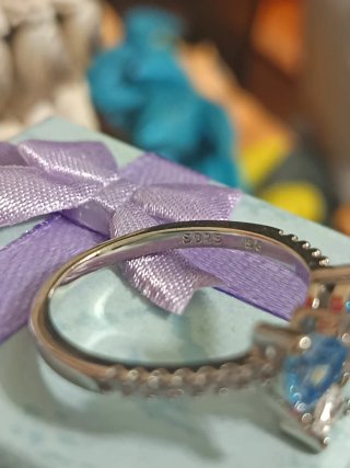 Anillo lazo azul de los Bridgerton de Netflix