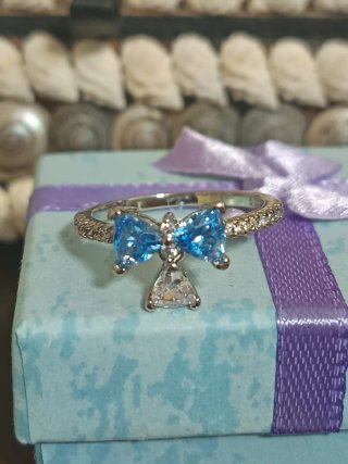 Anillo lazo azul de los Bridgerton de Netflix