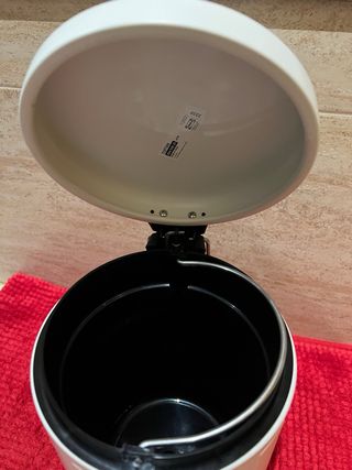 Cubo de basura pequeño baño