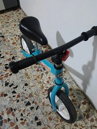 Bicicleta sin pedales azul