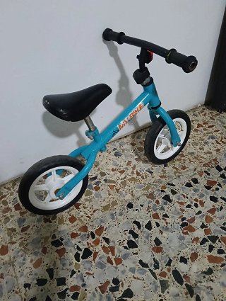 Bicicleta sin pedales azul