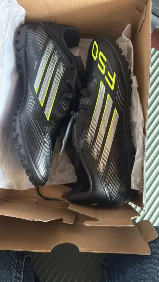Zapatillas Fútbol Adidas F50 Negras y Amarillas
