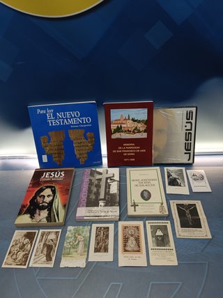 5 LIBROS ECLESIÁSTICOS, RELIGIÓN CATÓLICA, + postales y dvd
