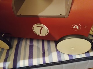 Coche de carreras de madera para niños,en persona