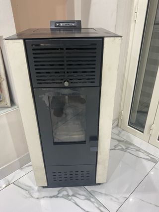 Stufa a pellet beige e nera