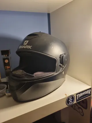 Casco de moto Shark negro sin visera