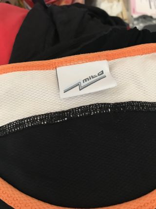 Top deportivo Mito negro y naranja