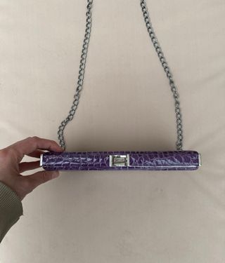 Bolso de fiesta morado con cadena