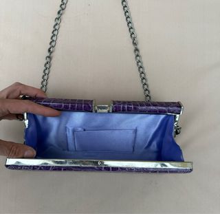 Bolso de fiesta morado con cadena
