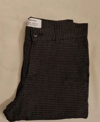 Pantalón ajustado de cuadros gris y negro. Talla34
