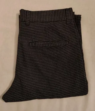 Pantalón ajustado de cuadros gris y negro. Talla34