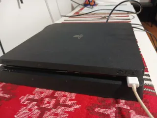 PS4 Slim 1TB + 2 Mandos + 4 Juegos
