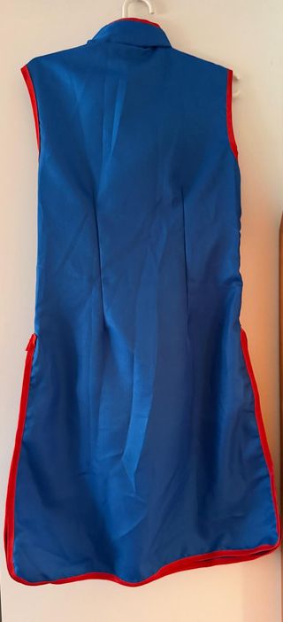 Abito stile giapponese blu con dettagli rossi