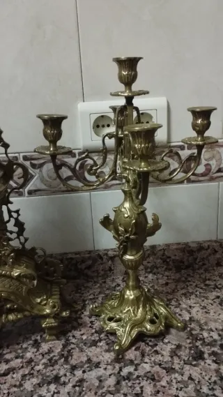 Juego Candelabros Bronce y Reloj