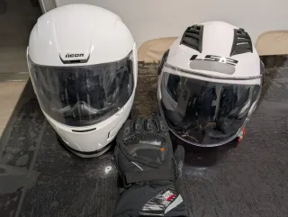 Cascos Icon Airform y LS2 Blancos