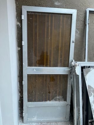 Puerta de aluminio con reja
