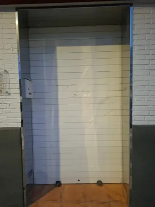 Puerta metálica automática