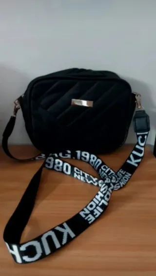Bolso negro mujer con correa