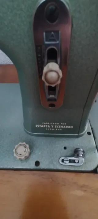 Máquina de coser Sigma en mueble madera