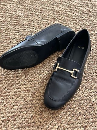 Mocasines MNG piel mujer negros con hebilla dorada