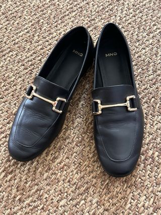 Mocasines MNG piel mujer negros con hebilla dorada