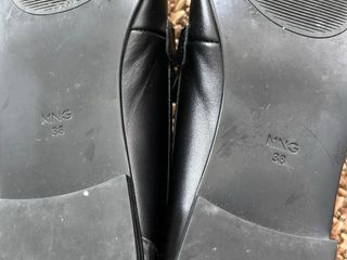 Mocasines MNG piel mujer negros con hebilla dorada