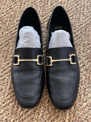 Mocasines MNG piel mujer negros con hebilla dorada