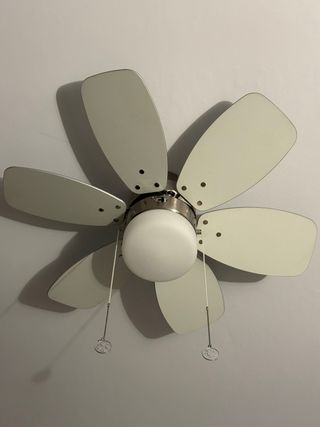 Ventilador de techo plateado y blanco