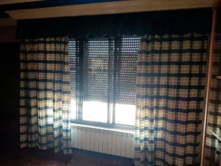 Cortinas a cuadros azules y amarillas