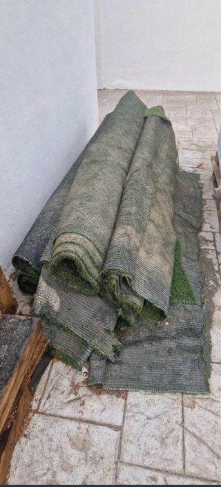Césped artificial de 5cm de alto, en buen estado