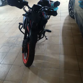 Zontes U1 125cc Naked con pantalla LZD y casco