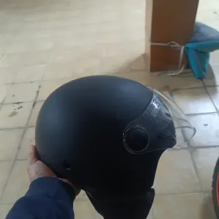 Zontes U1 125cc Naked con pantalla LZD y casco