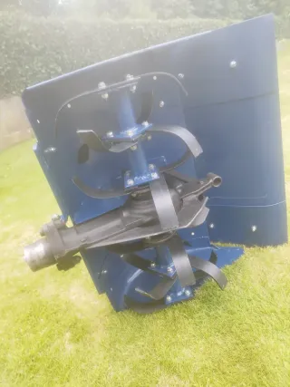 Motocultor con remolque, fresa y arado