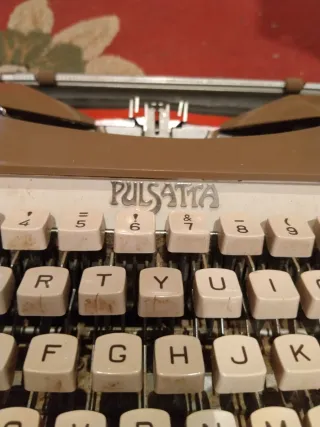 Máquina de escribir antigua Pulssata