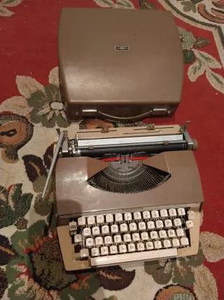 Máquina de escribir antigua Pulssata