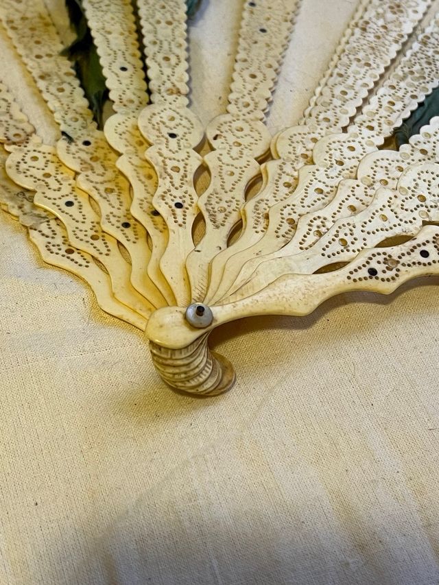 Abanicos antiguos decorados