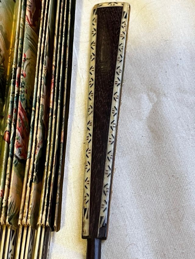 Abanicos antiguos decorados