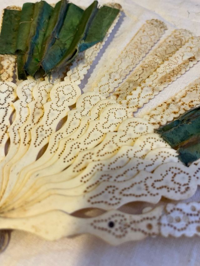 Abanicos antiguos decorados