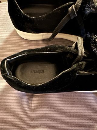 Zapatillas terciopelo negras con plumas