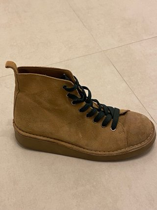 Botas de ante marrones con cordones