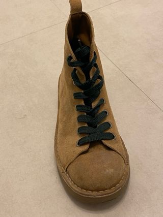 Botas de ante marrones con cordones