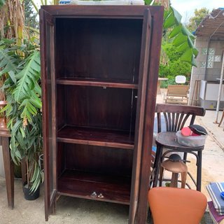 Mueble de madera con puertas de cristal