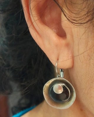 Pendientes plateados y verdes.