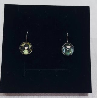 Pendientes plateados y verdes.