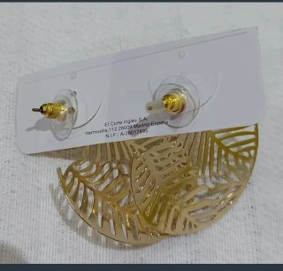 Pendientes dorados y multicolor.