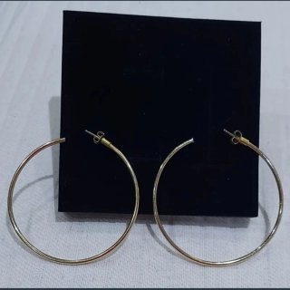 Pendientes dorados y multicolor.